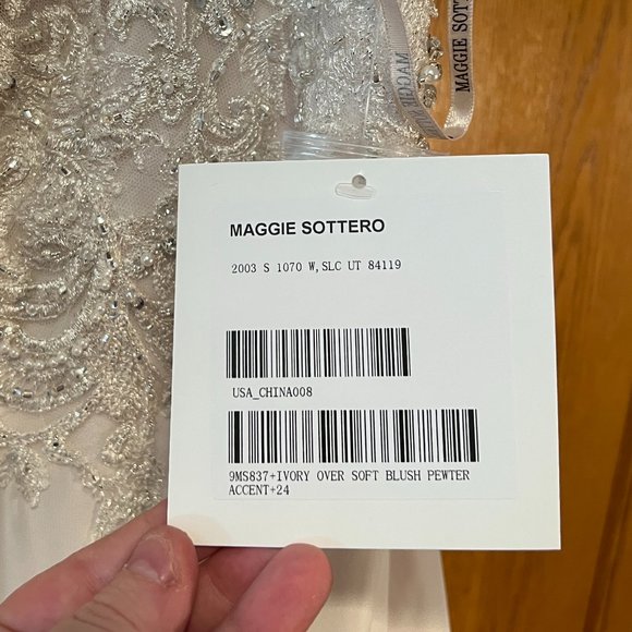 Maggie Sotterro Wedding Dress - Picture 6 of 11